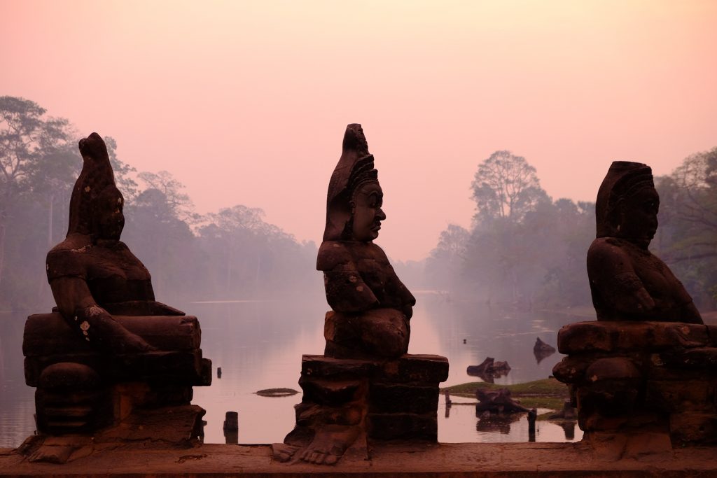 Aube rosée sur les statues d'Angkor au Cambodge