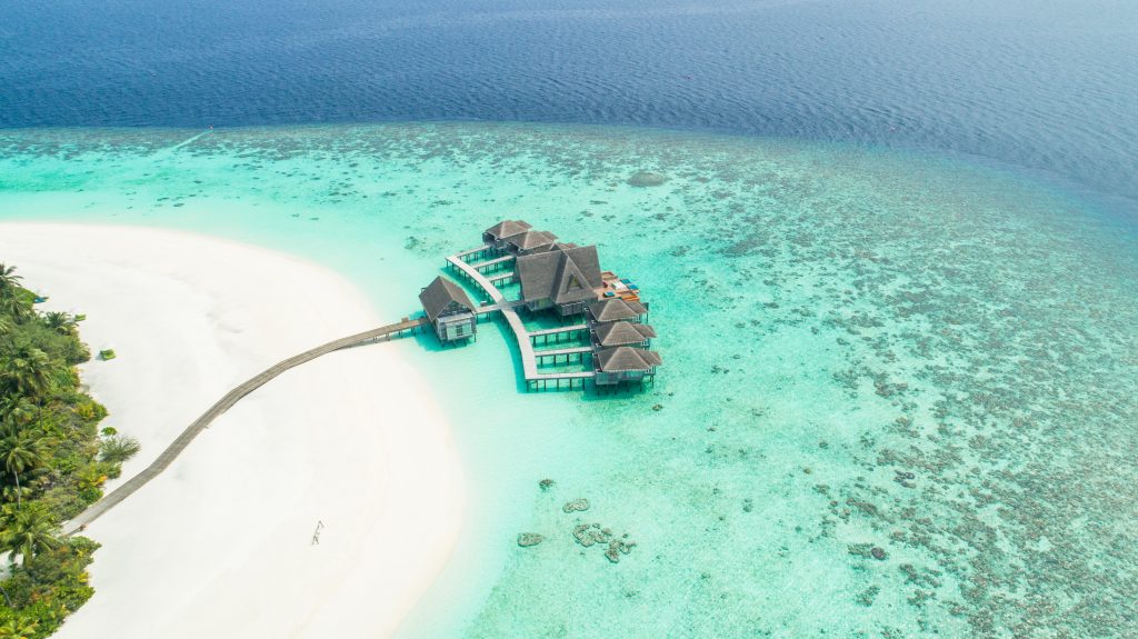 Lune de miel aux Maldives vue sur bungalows posés sur la mer