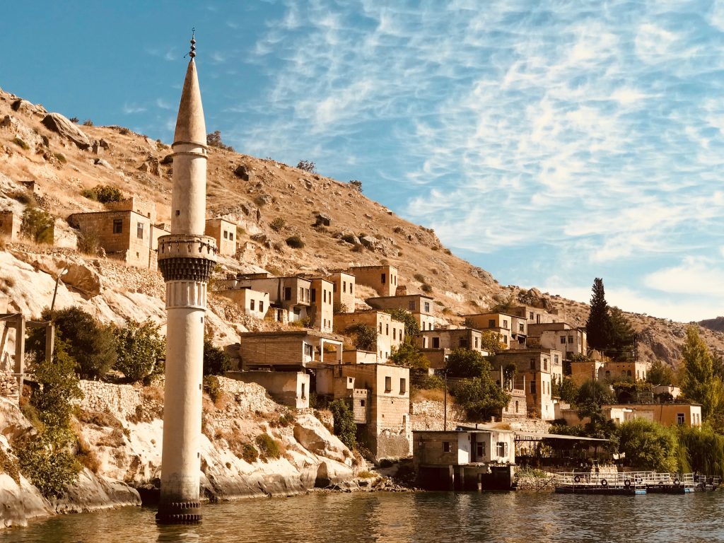 Voyage de noces en Turquie vue sur minaret et village traditionnel