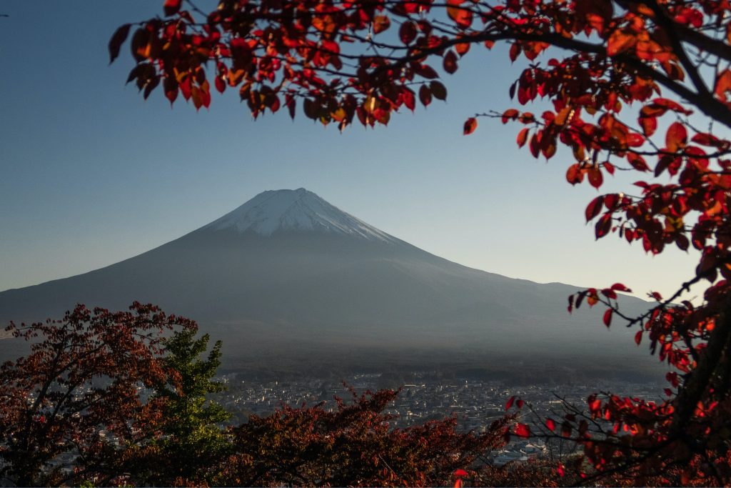 Voyage de noces au Japon vue sur le Mont Fuji entouré d'érables rougeoyants