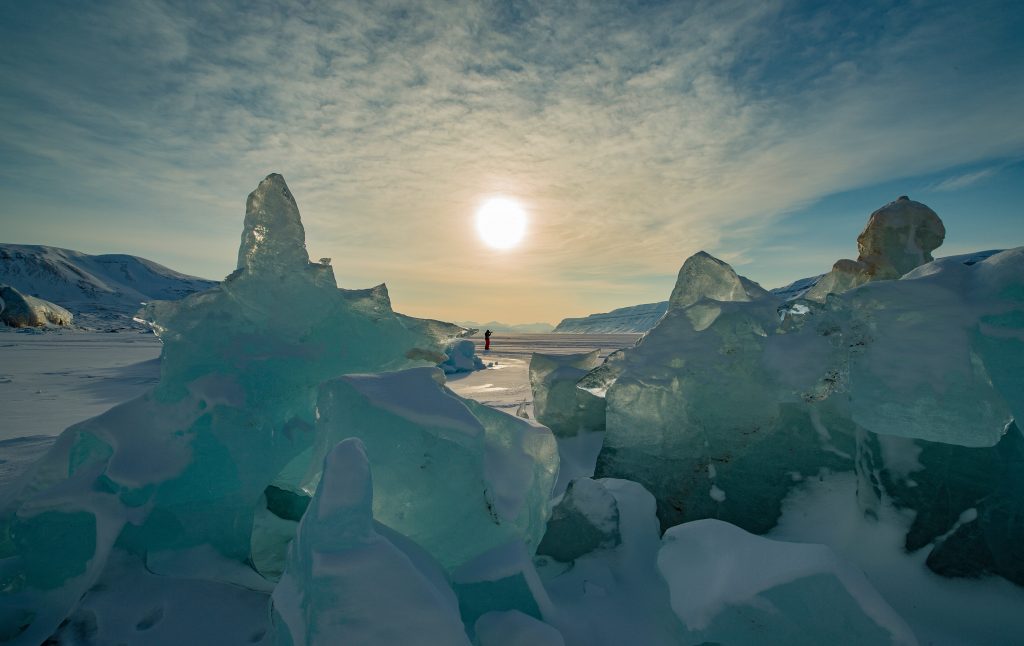 Soleil brillant dans le Svalbard en Norvège