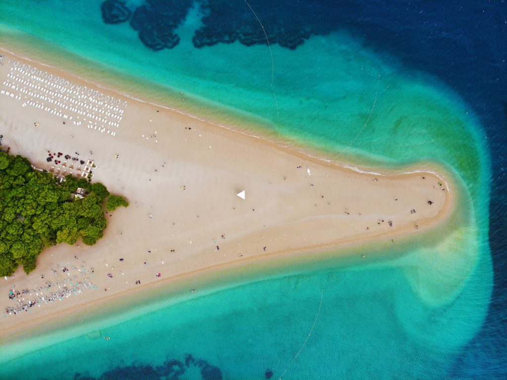 Voyage de noces en Croatie vue aérienne sur une bande de sable