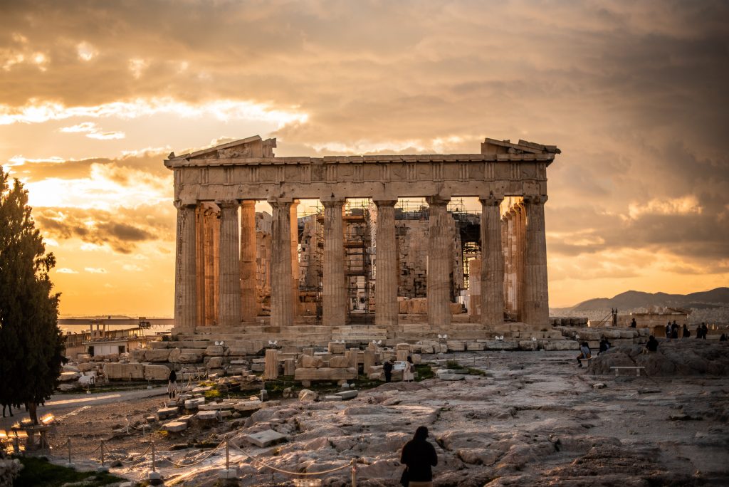 Lune de miel en Grèce vue sur le Parthénon au coucher du soleil