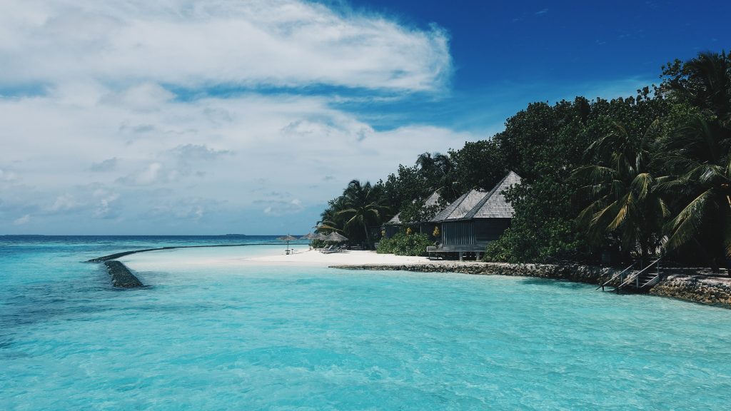 Voyage de noces Caraïbes eau turquoise sur île des Maldives