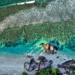 Voyage de noces dans l'océan Indien vue aérienne sur plage de sable blanc