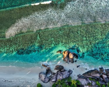 Voyage de noces dans l'océan Indien vue aérienne sur plage de sable blanc