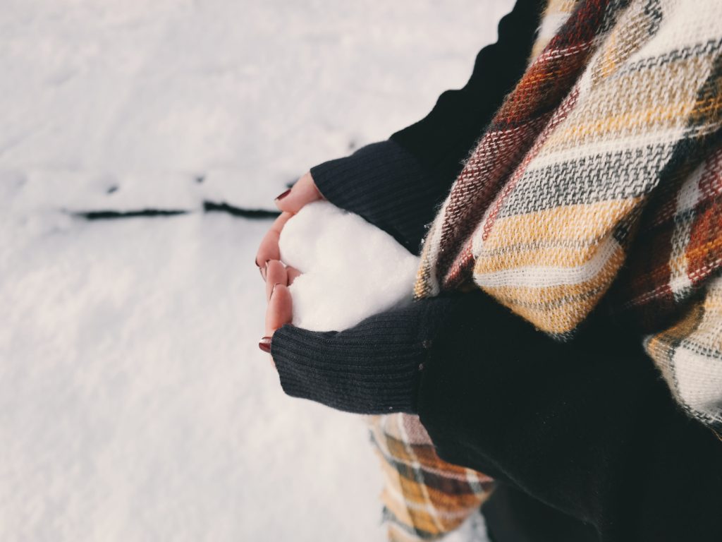 Femme tenant un cœur en neige