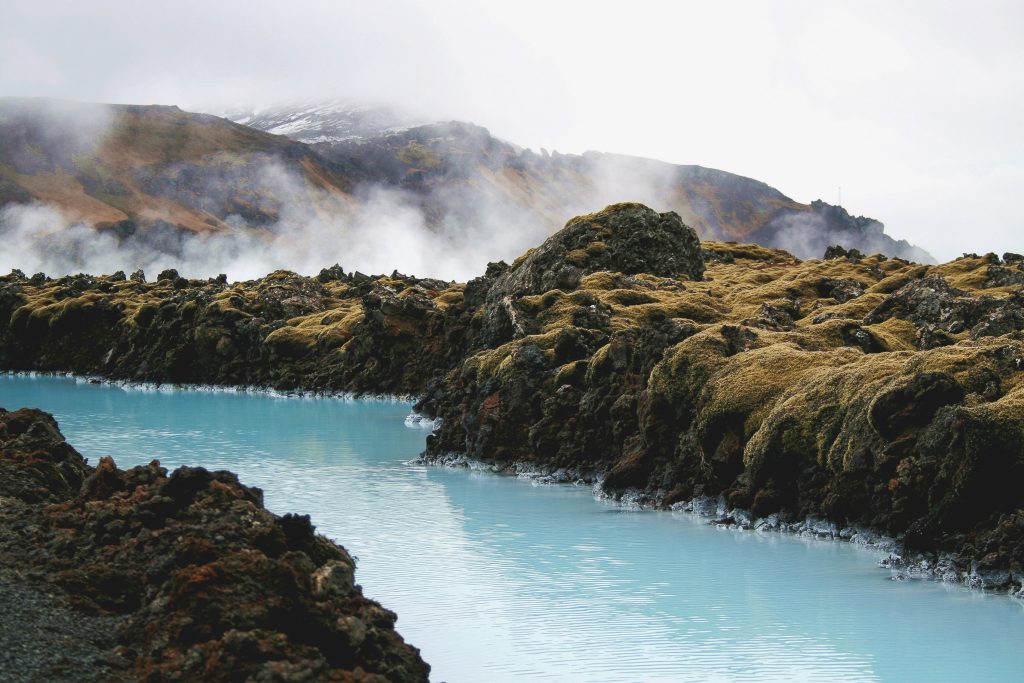 Sources chaudes en amoureux bassin fumant en Islande