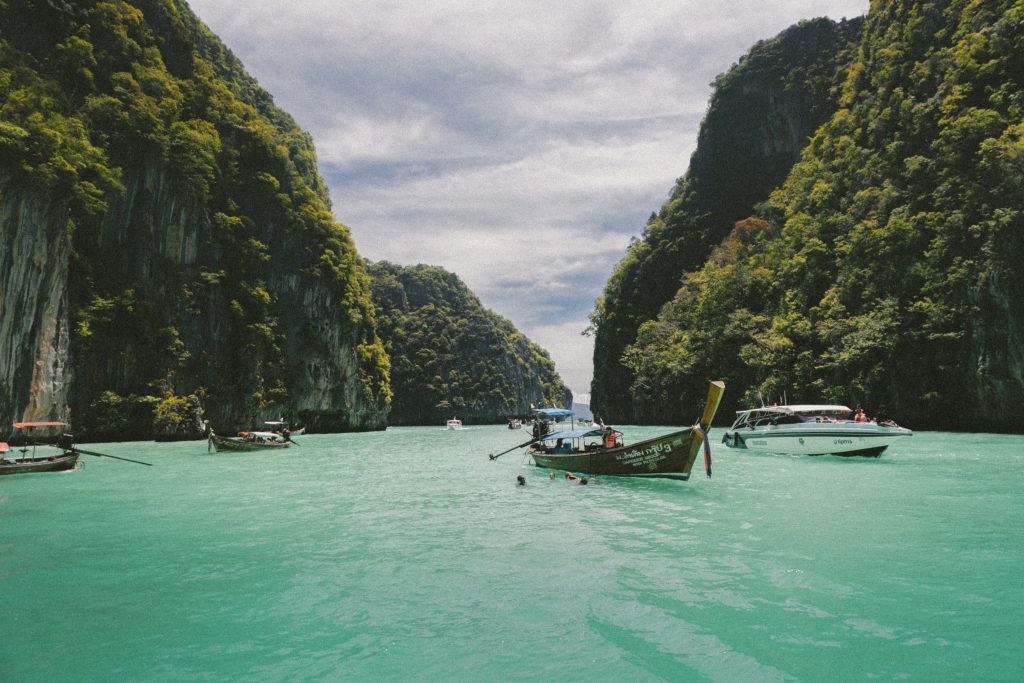 Voyage de noces en Thaïlande bateaux sur le lagon