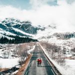 Voyage de noces en hiver couple sur une route enneigée