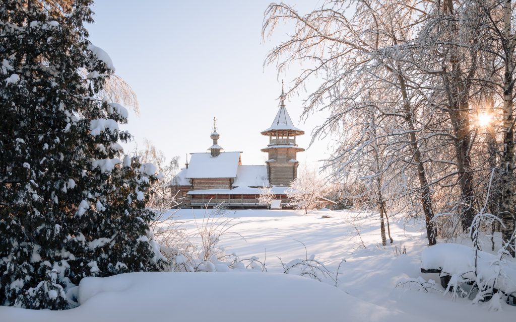 Voyage de noces en Russie église en bois sous la neige