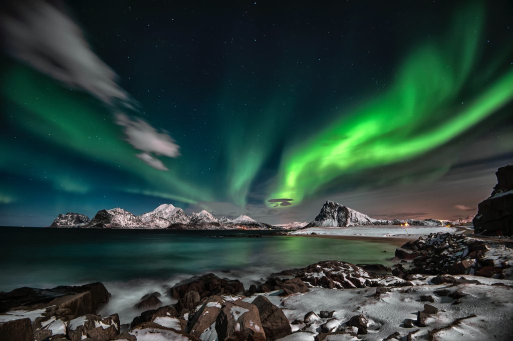 Voyage grand froid aurores boréales dans les fjords norvégiens
