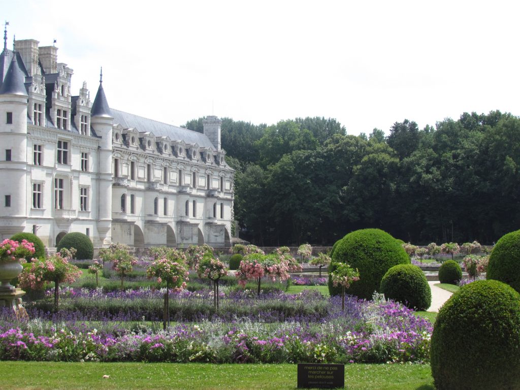 Voyage de noces en France vue sur les jardins d'un château de la Loire