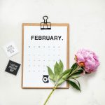 Voyage de noces février page de calendrier avec fleur