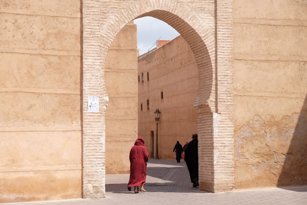 Homme en djellaba dans vieille ville de Marrakech