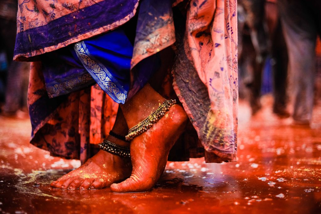 Lune de miel Inde - pied dépassant d'un sari couvert de couleurs