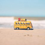 Road trip de noces - van miniature sur la plage