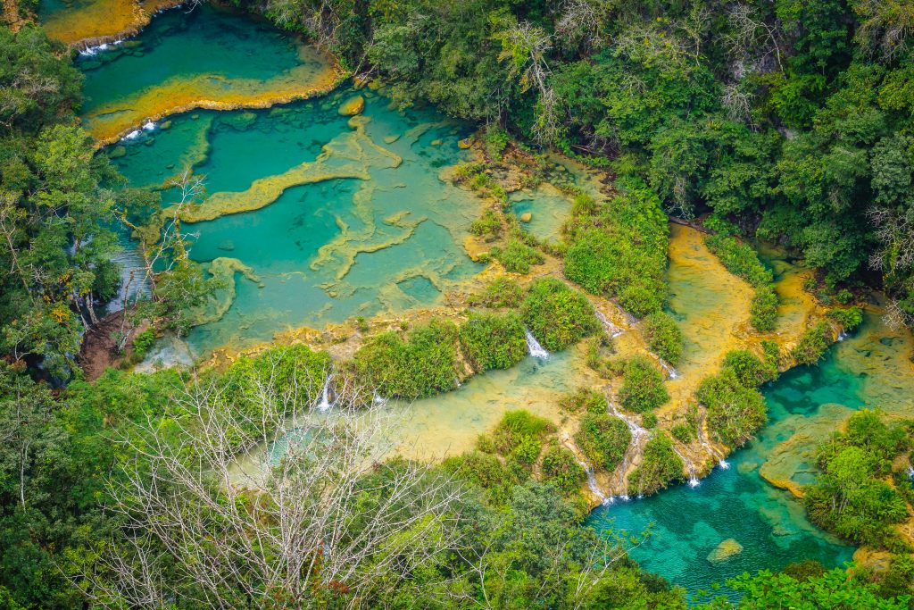 Vue aérienne des piscines naturelles de Semuc Champey
