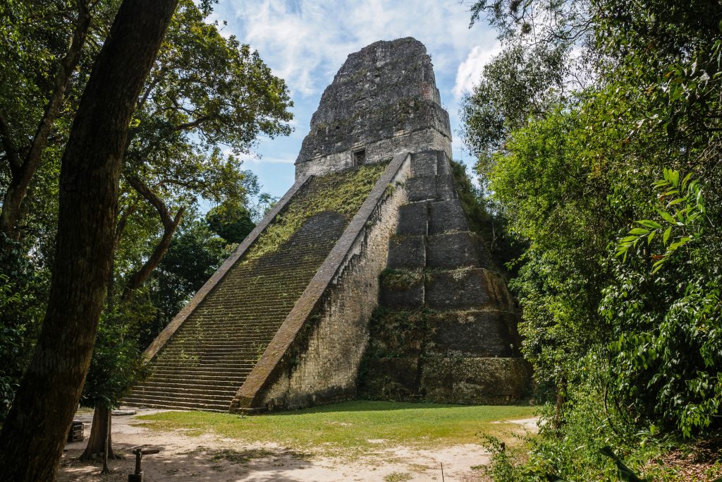Lune de miel pas chère au Guatemala - Pyramide maya de Tikal