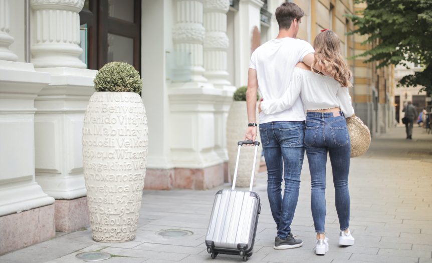 Valise lune de miel - Couple se promenant avec une valise