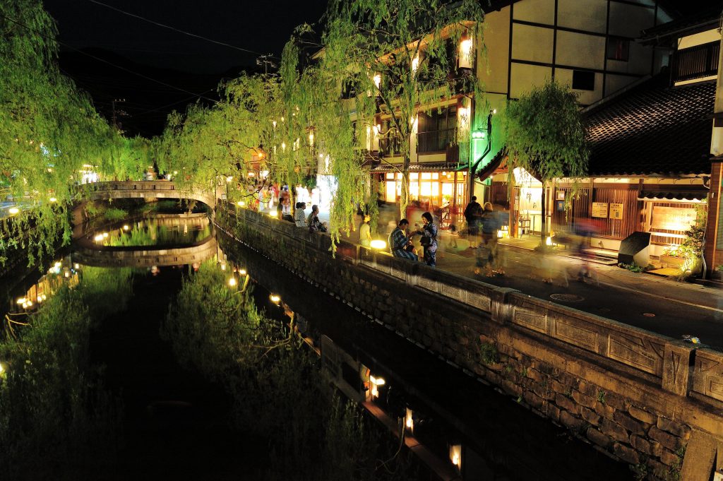 Séjour romantique en onsen japonais - Canaux illuminés de nuit à Kinosaki