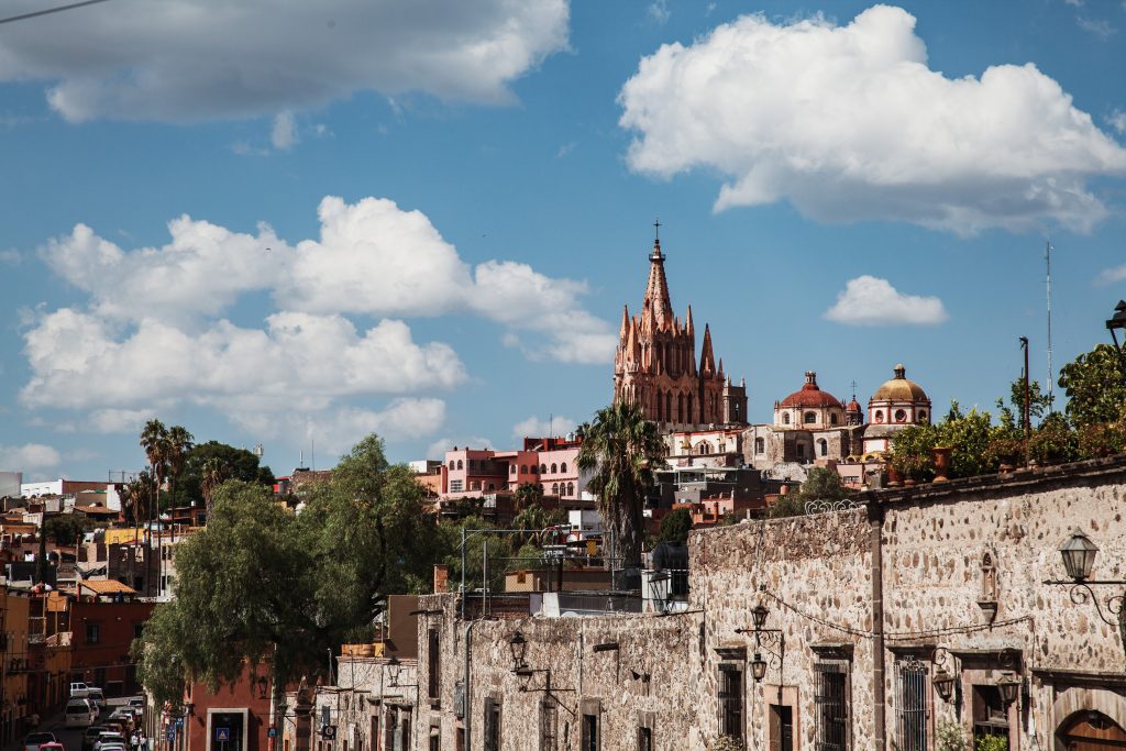 Voyage Guanajuato - Cathédrale de San Miguel de Allende vue d'une rue